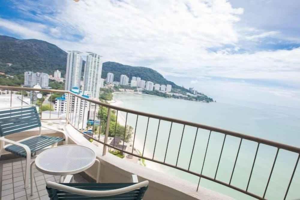 Rainbow Paradise Beachfront Penang Tanjung Bungah  Extérieur photo
